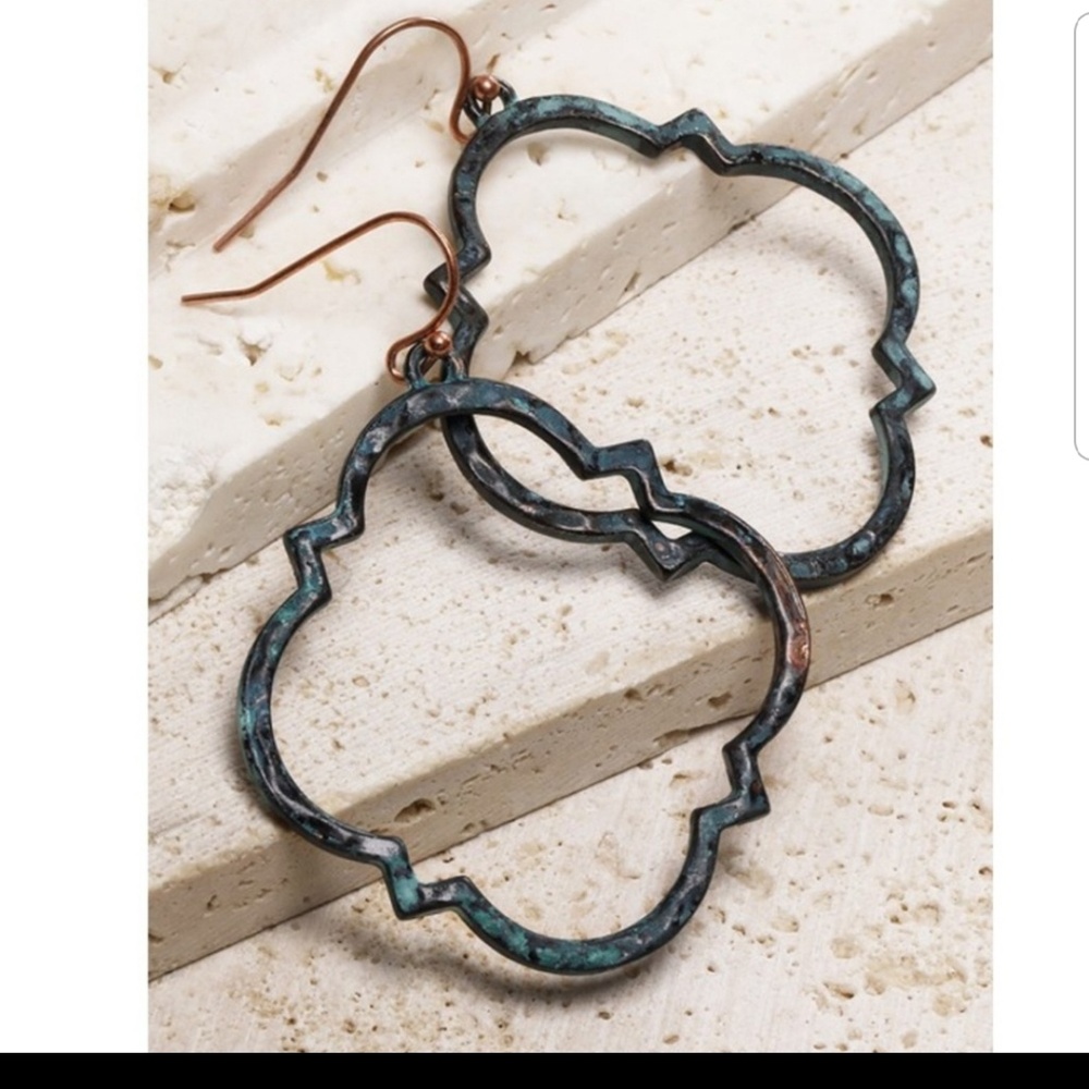 Quatrefoil hammered metal drop earrings - Picture 2 of 4
